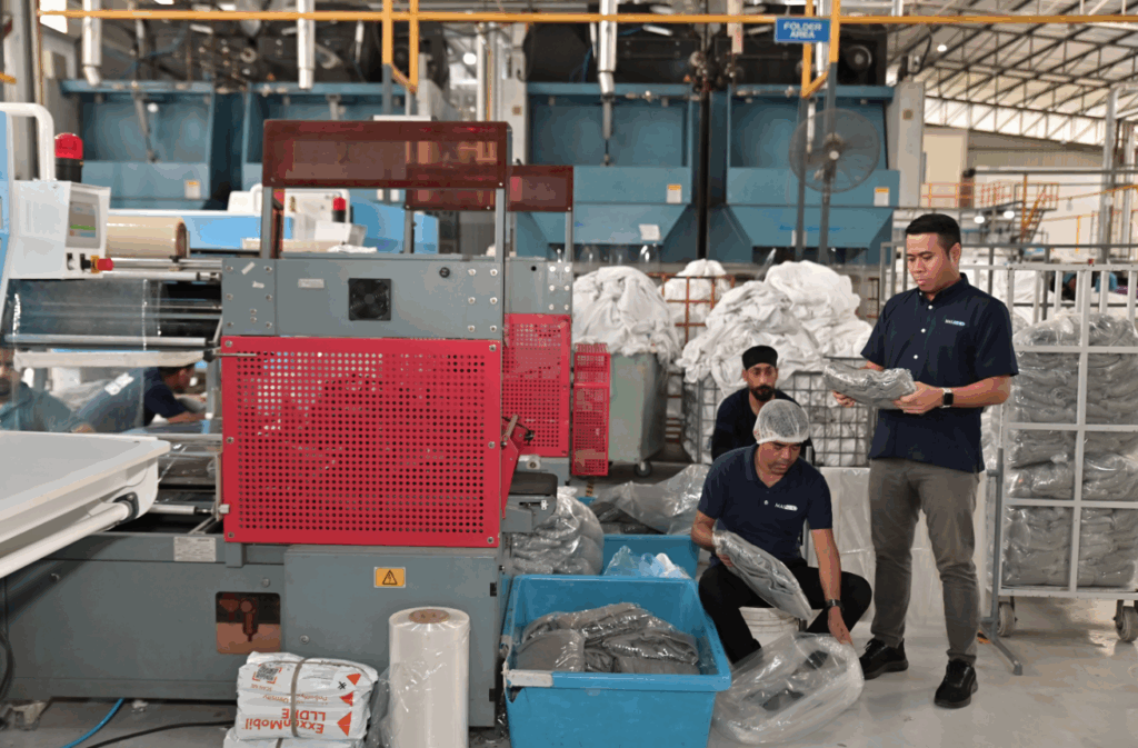 Mas Aero Staff Packing Airlines blankets Mas Aero Staff Packing Airlines blankets